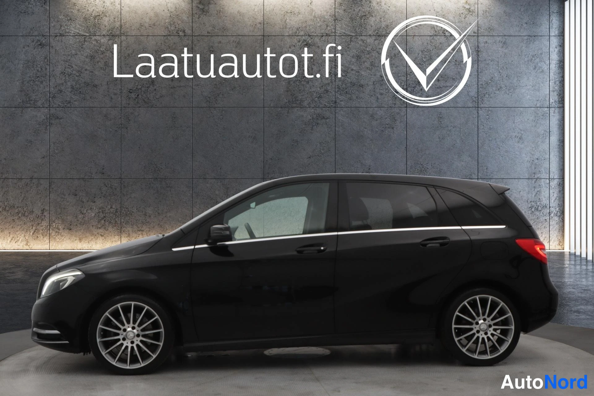 Musta Mercedes-Benz B 2014, sivulta, kuva 5