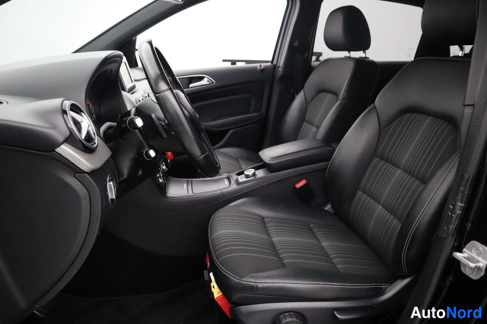 Musta Mercedes-Benz B 2014, kuva 15