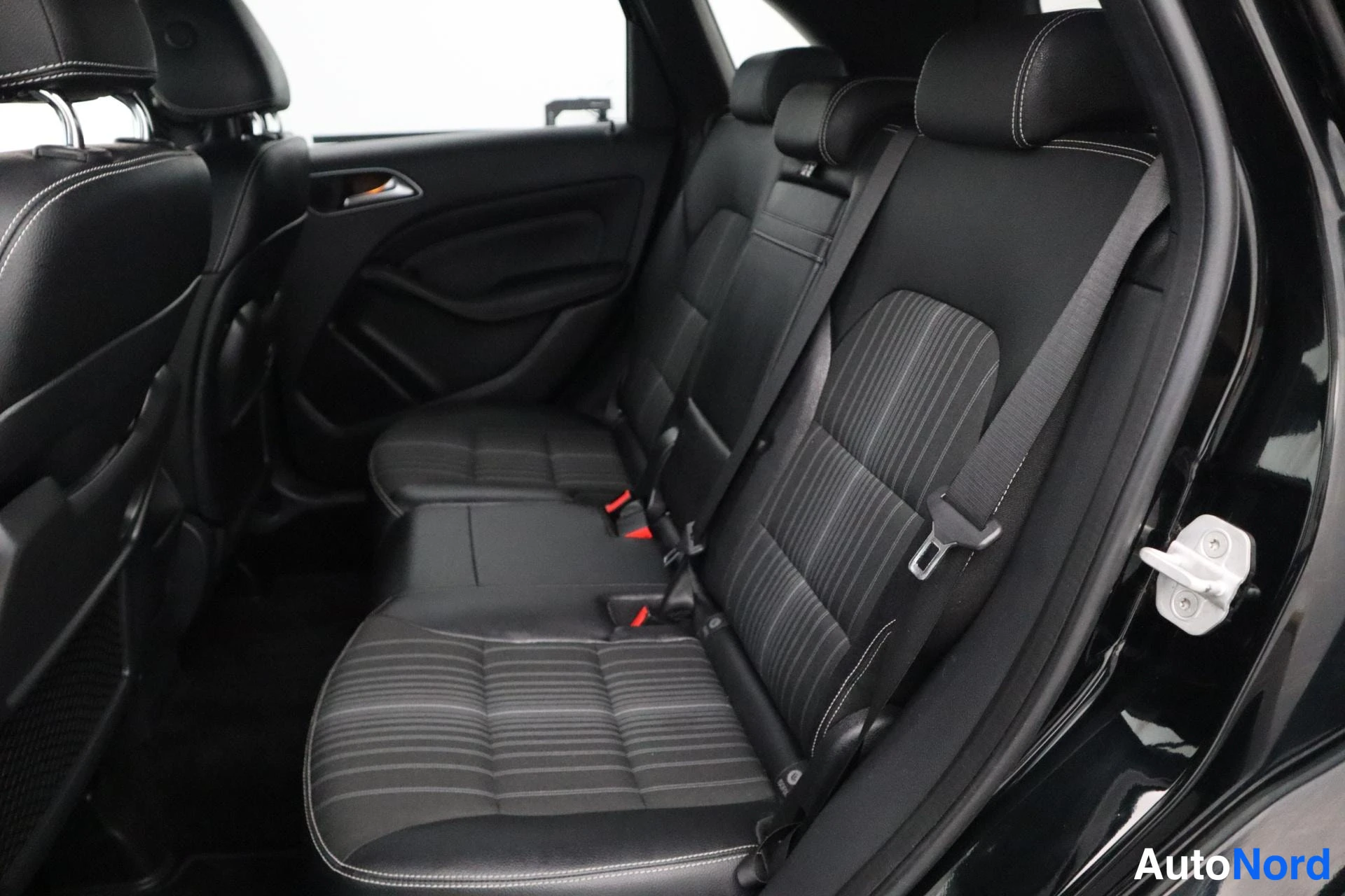 Musta Mercedes-Benz B 2014, kuva 17