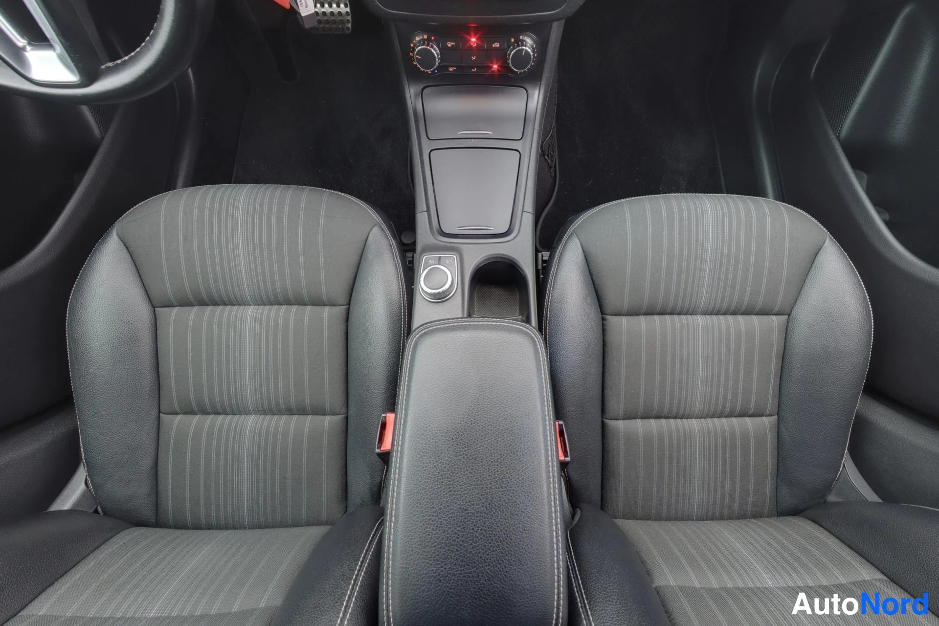 Musta Mercedes-Benz B 2014, kuva 18