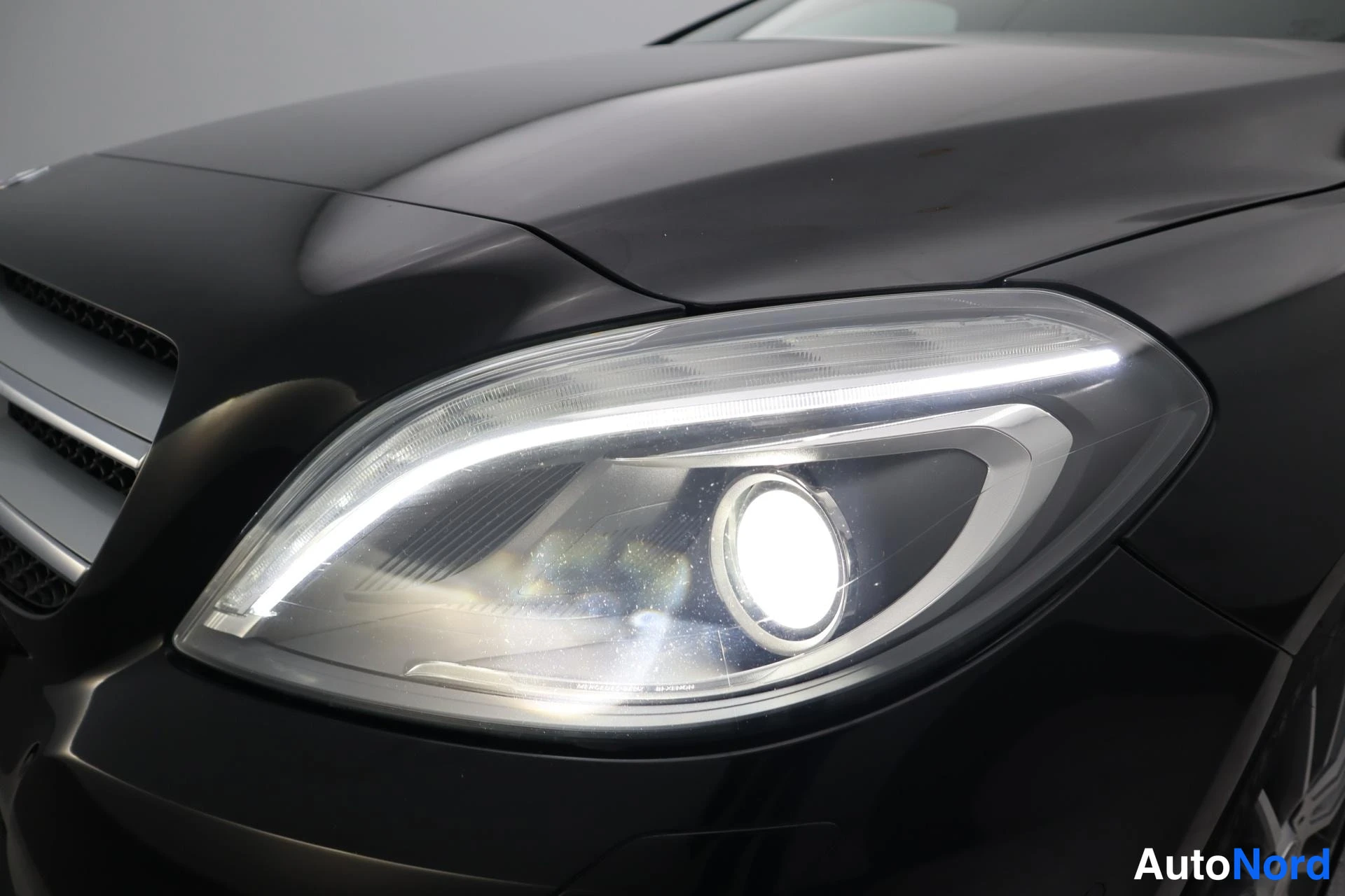Musta Mercedes-Benz B 2014, edestä, kuva 3