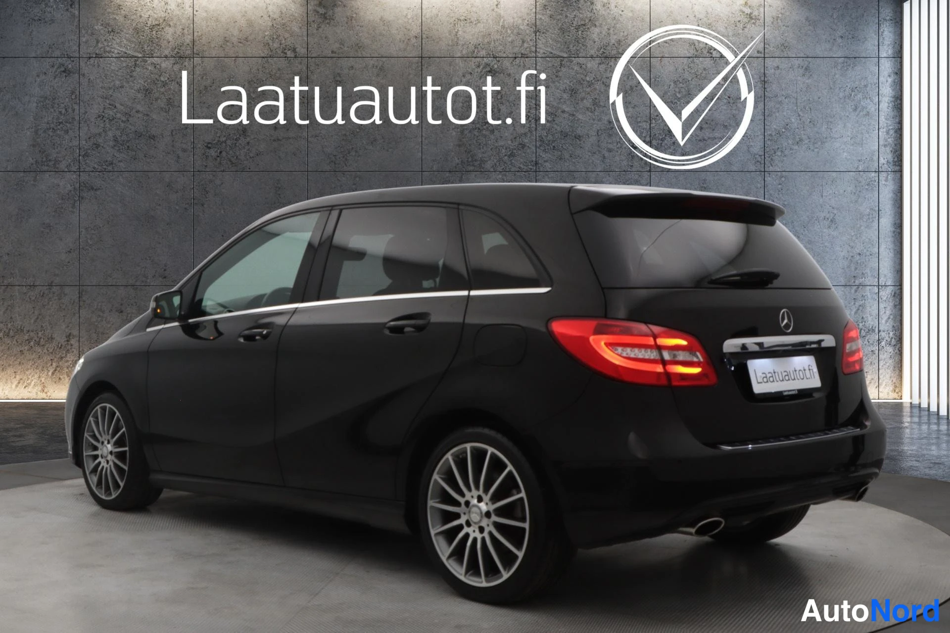 Musta Mercedes-Benz B 2014, takaviisto, kuva 7