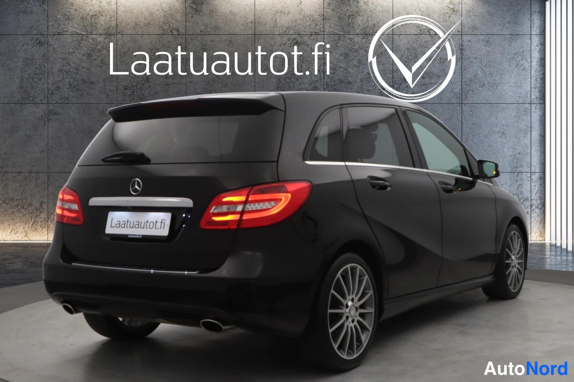 Musta Mercedes-Benz B 2014, takaviisto, kuva 8