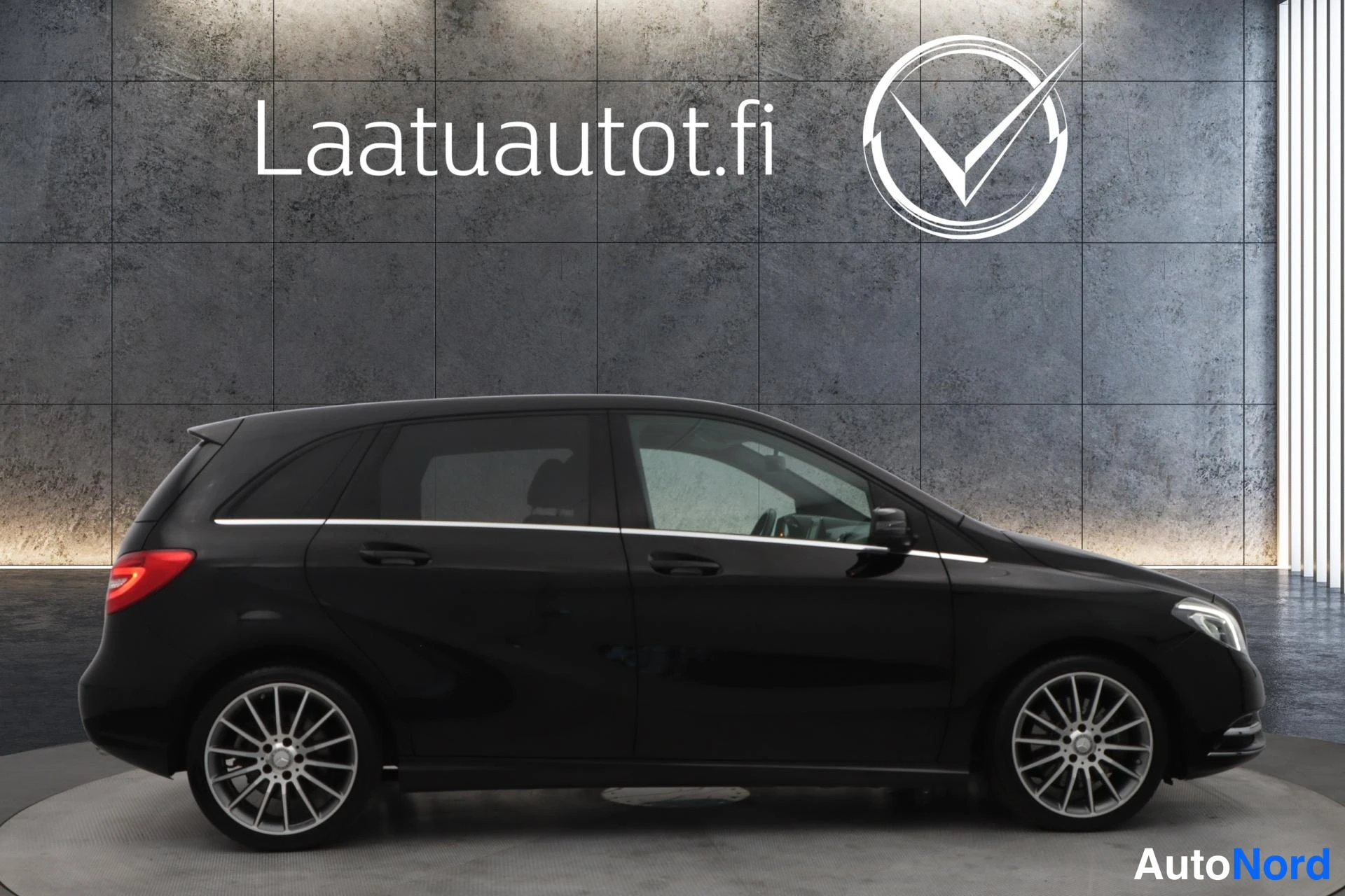 Musta Mercedes-Benz B 2014, sivulta, kuva 6