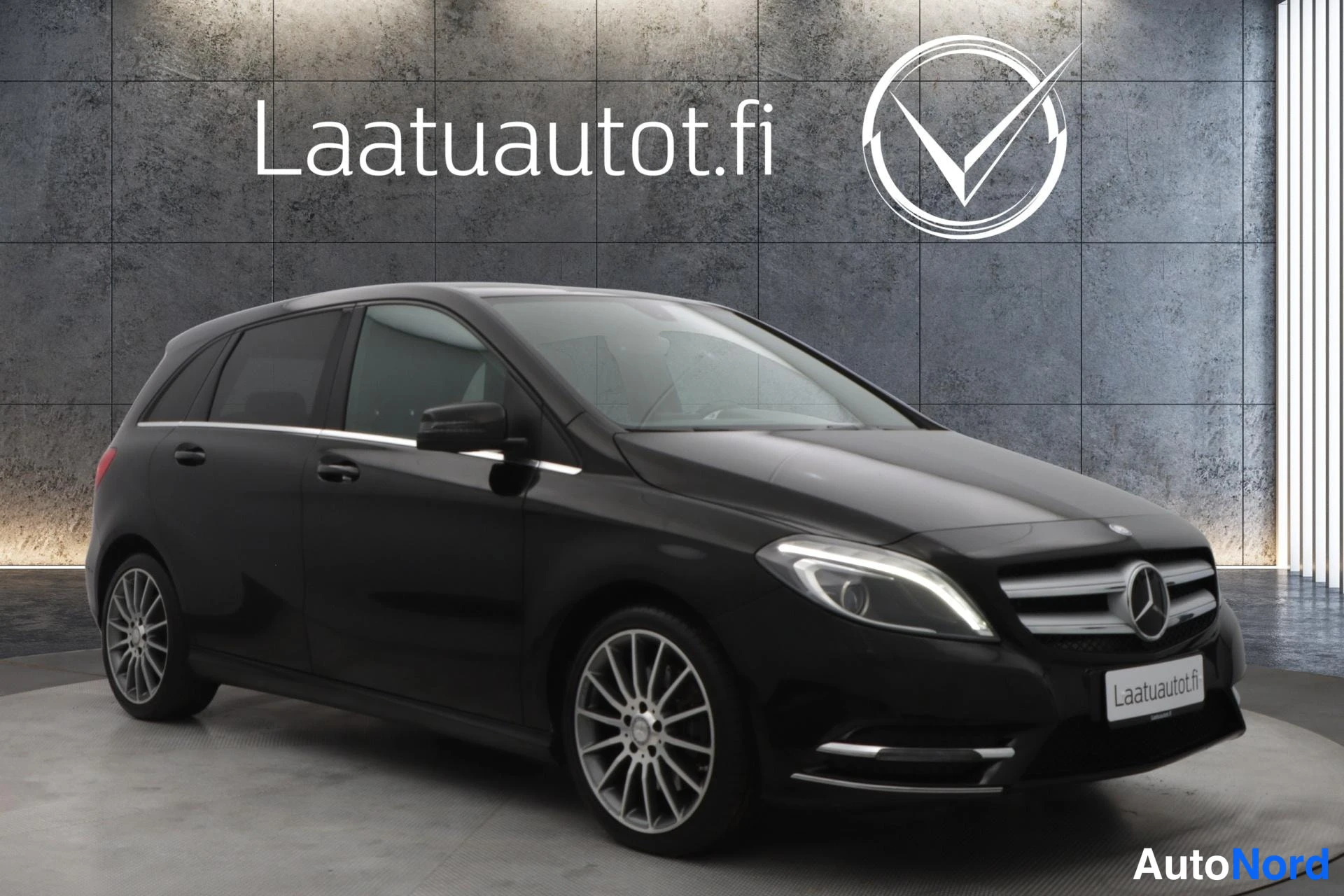 Musta Mercedes-Benz B 2014, etuviisto, keula oikealle, kuva 2