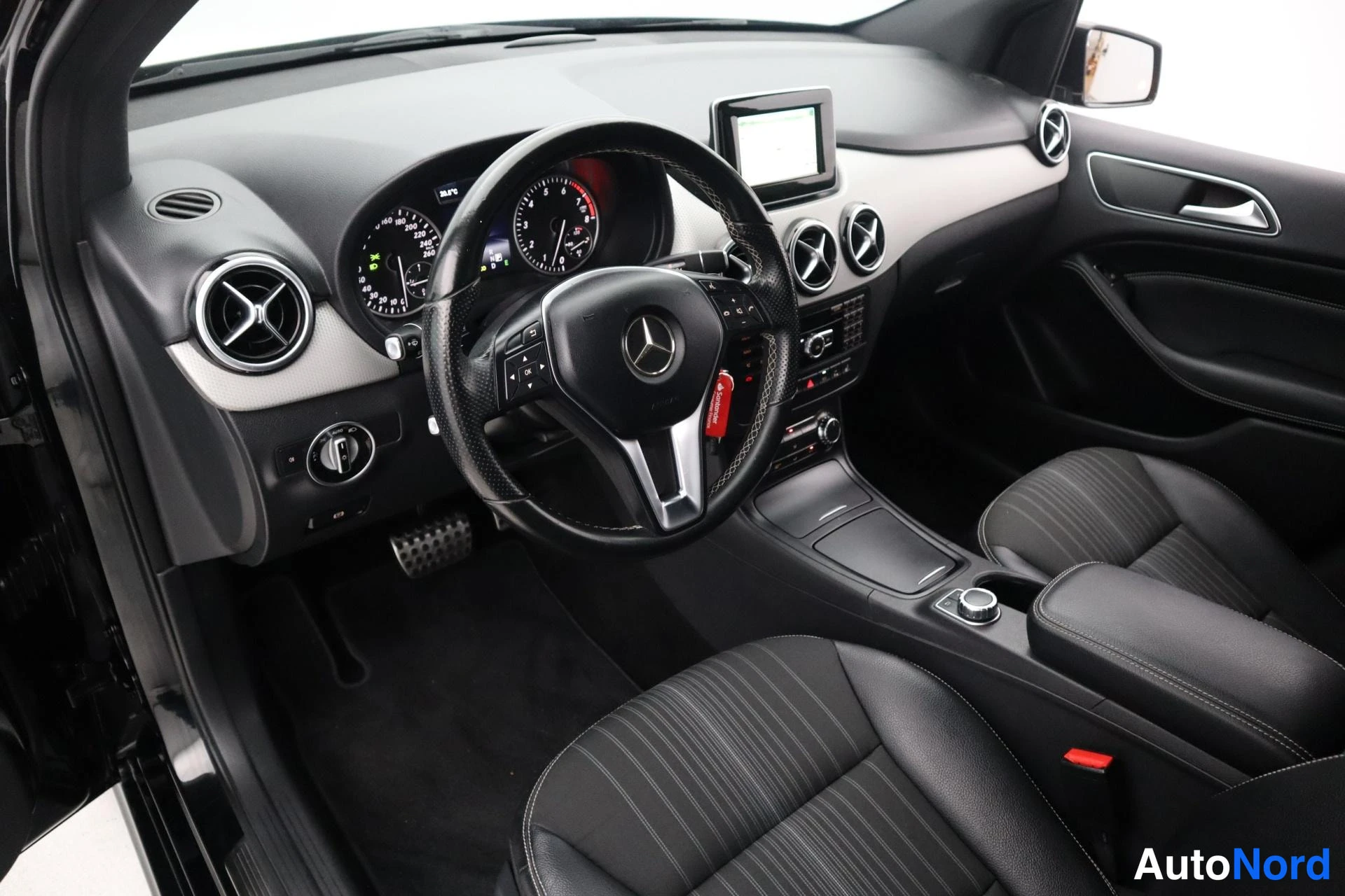 Musta Mercedes-Benz B 2014, kuva 13
