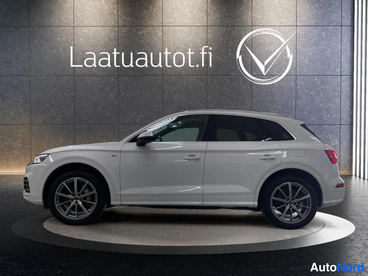 Valkoinen Audi Q5 2020, sivulta, kuva 6