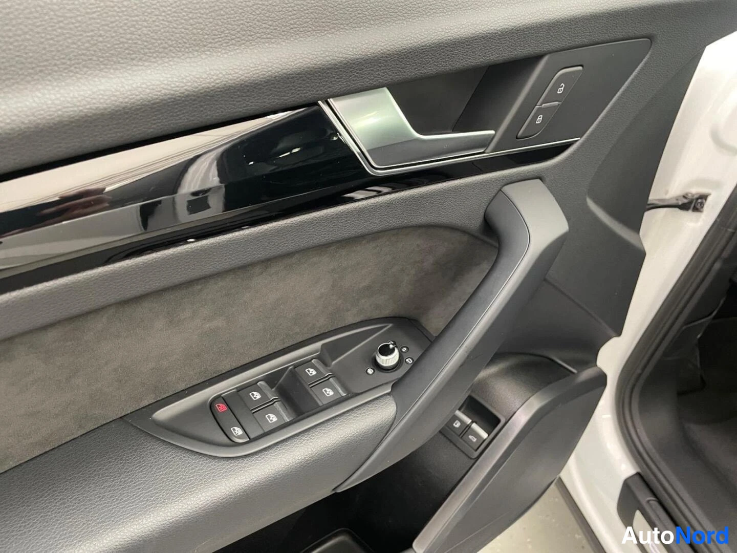 Valkoinen Audi Q5 2020, kuva 27