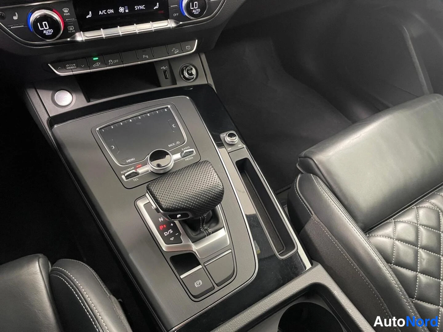 Valkoinen Audi Q5 2020, yksityiskohta, kuva 15
