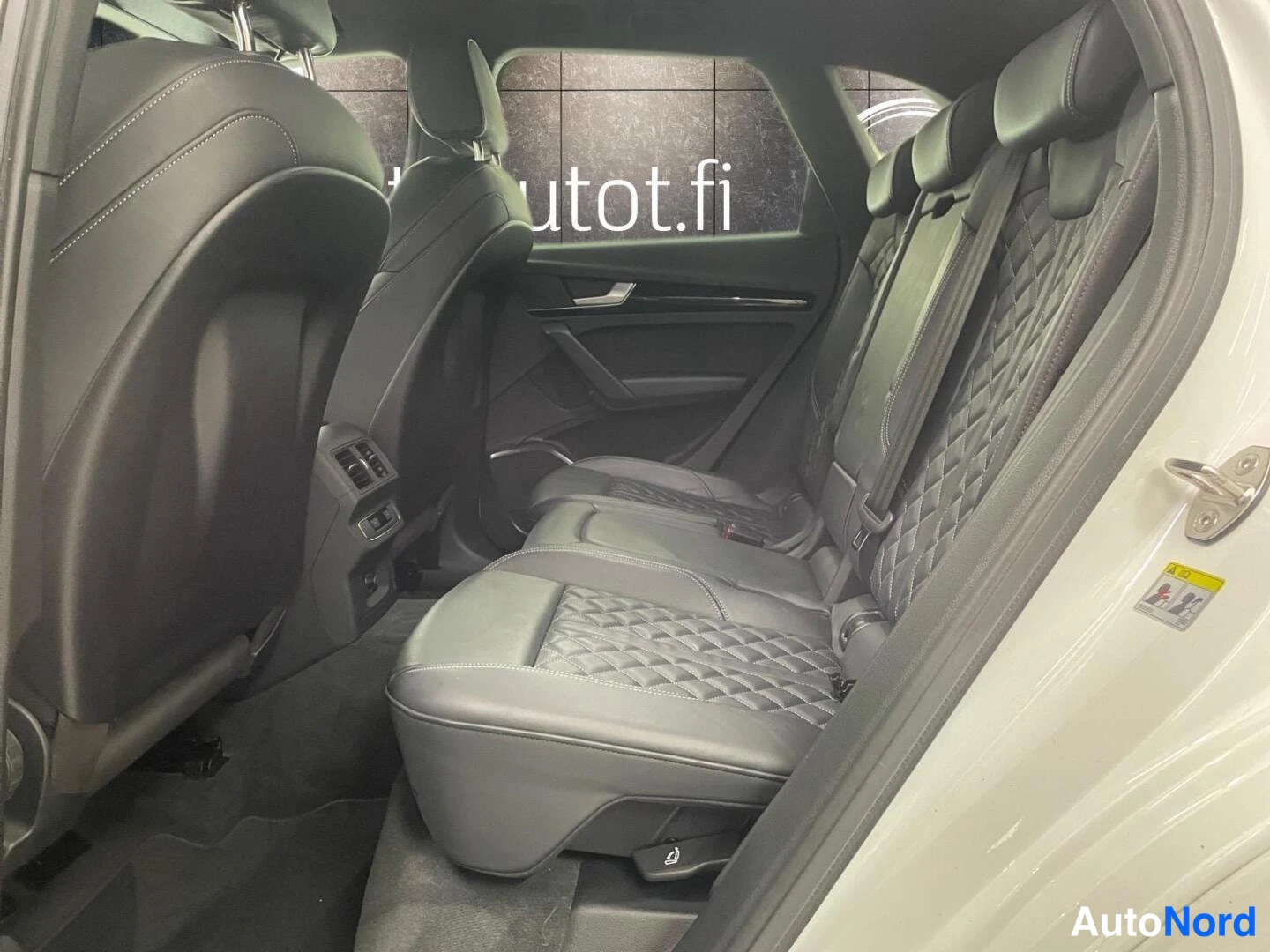 Valkoinen Audi Q5 2020, takaviisto, kuva 11