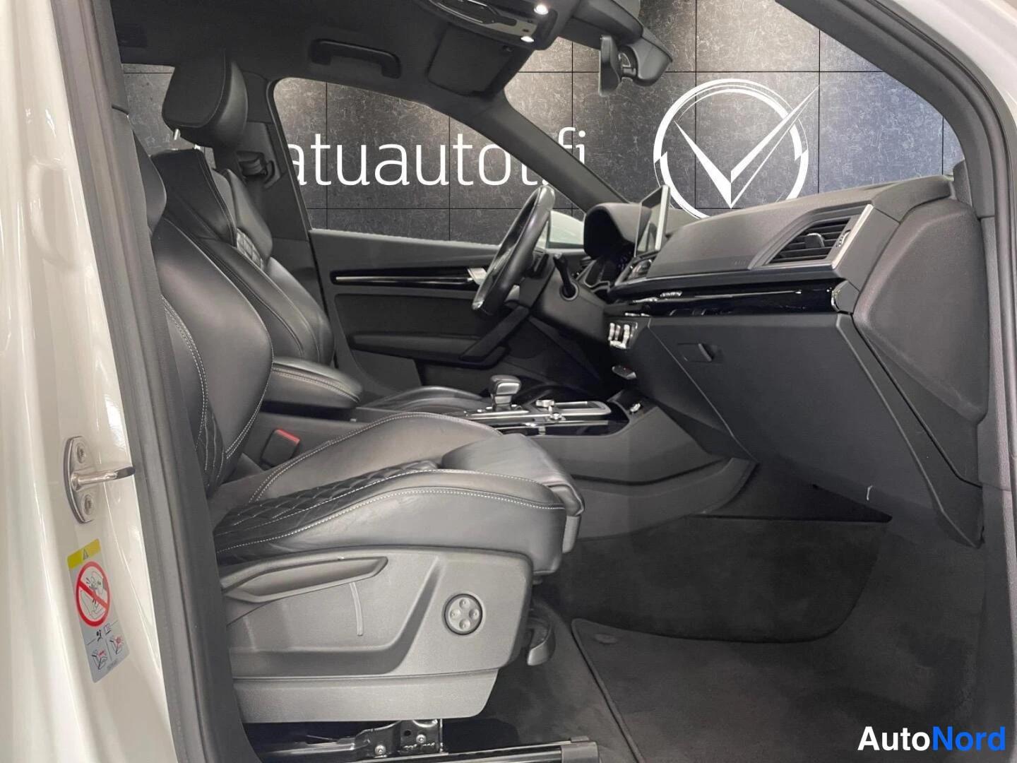Valkoinen Audi Q5 2020, takaviisto, kuva 12