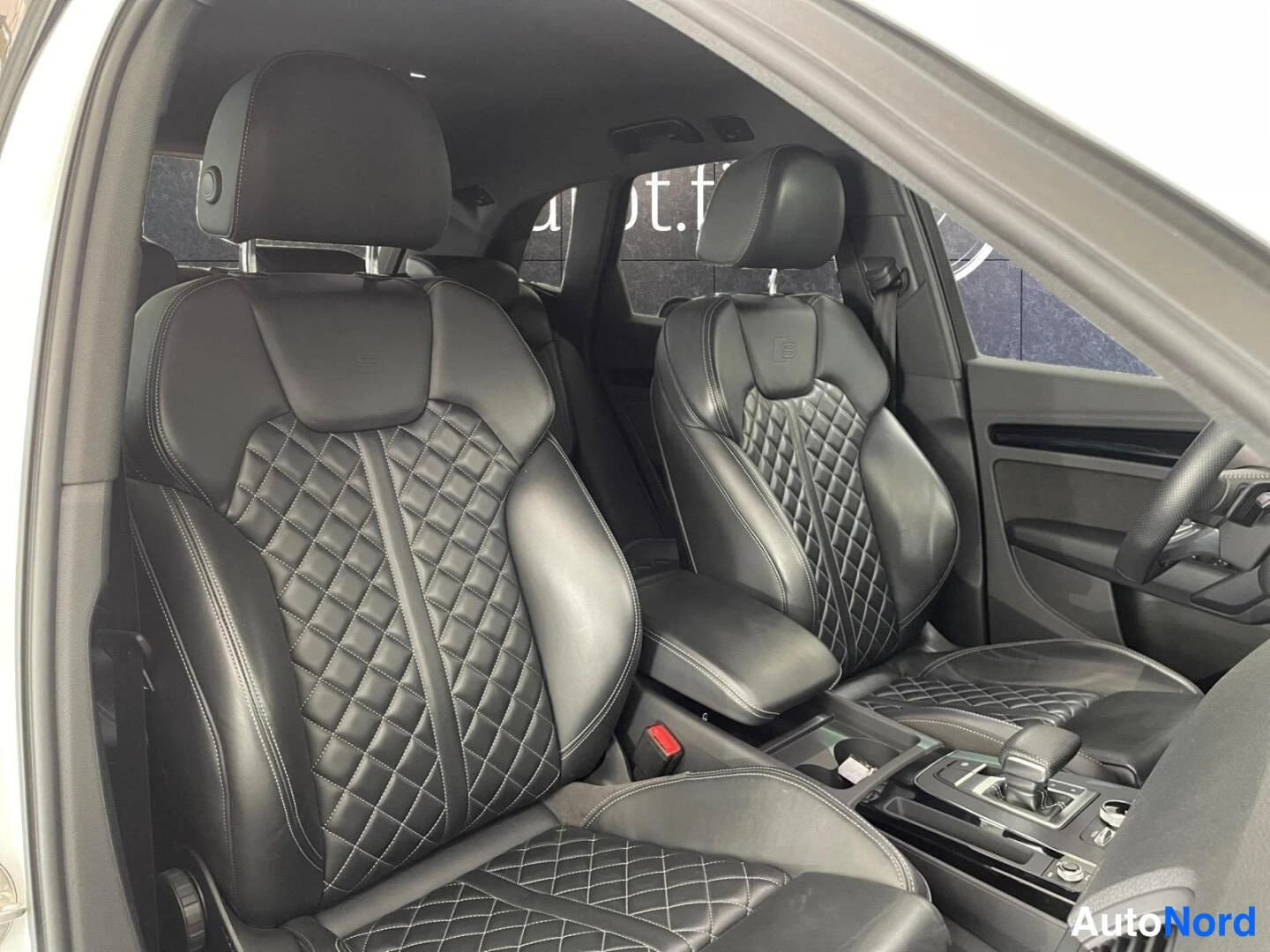 Valkoinen Audi Q5 2020, kuva 32