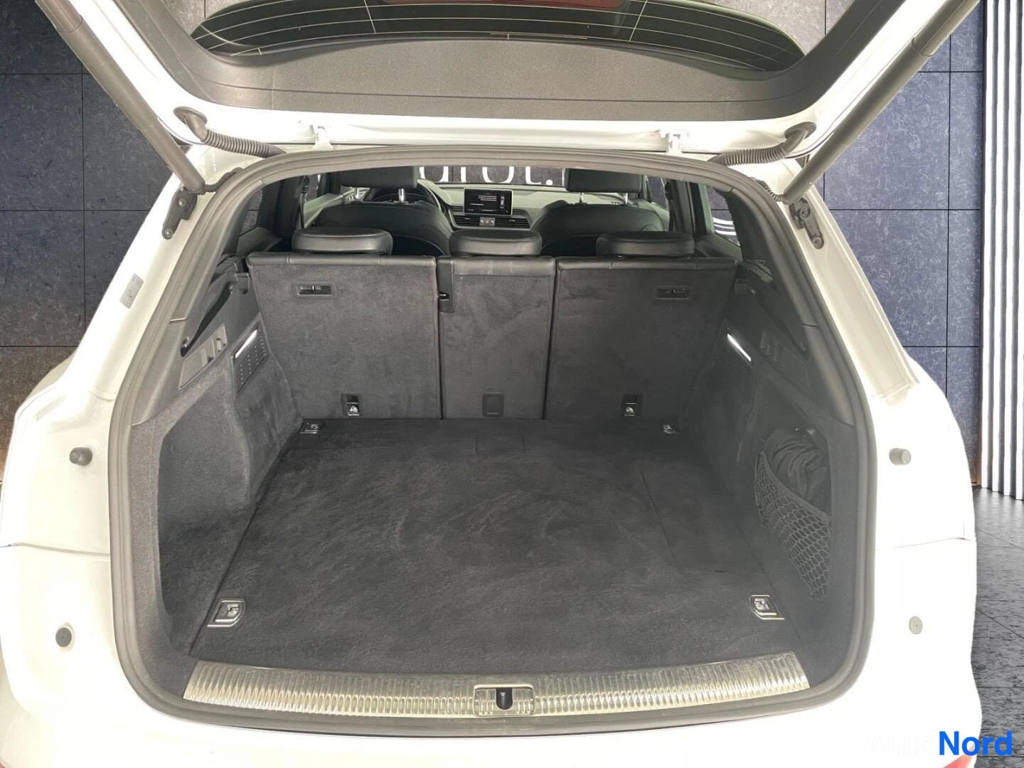 Valkoinen Audi Q5 2020, kuva 34
