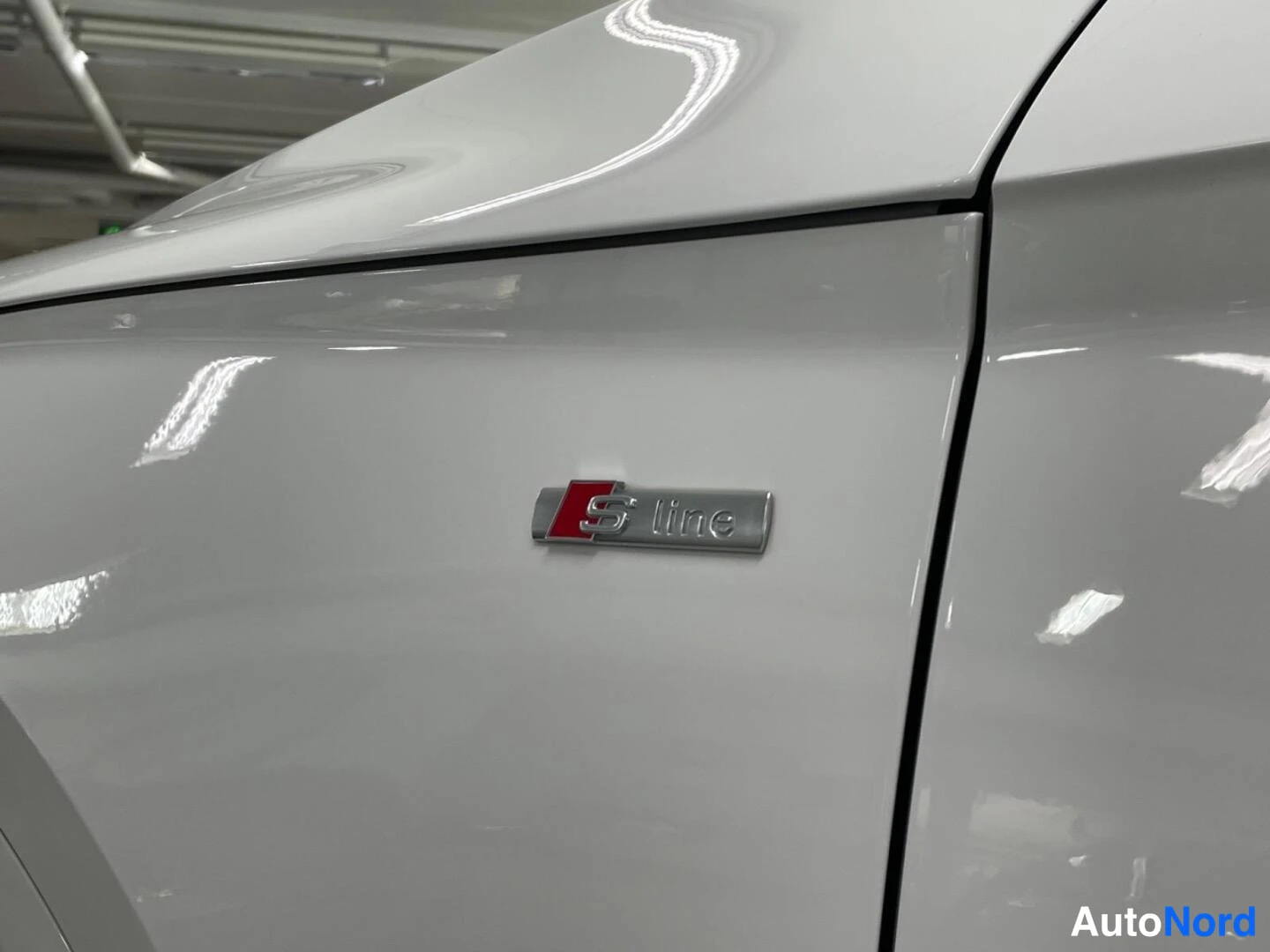 Valkoinen Audi Q5 2020, sivulta, kuva 7