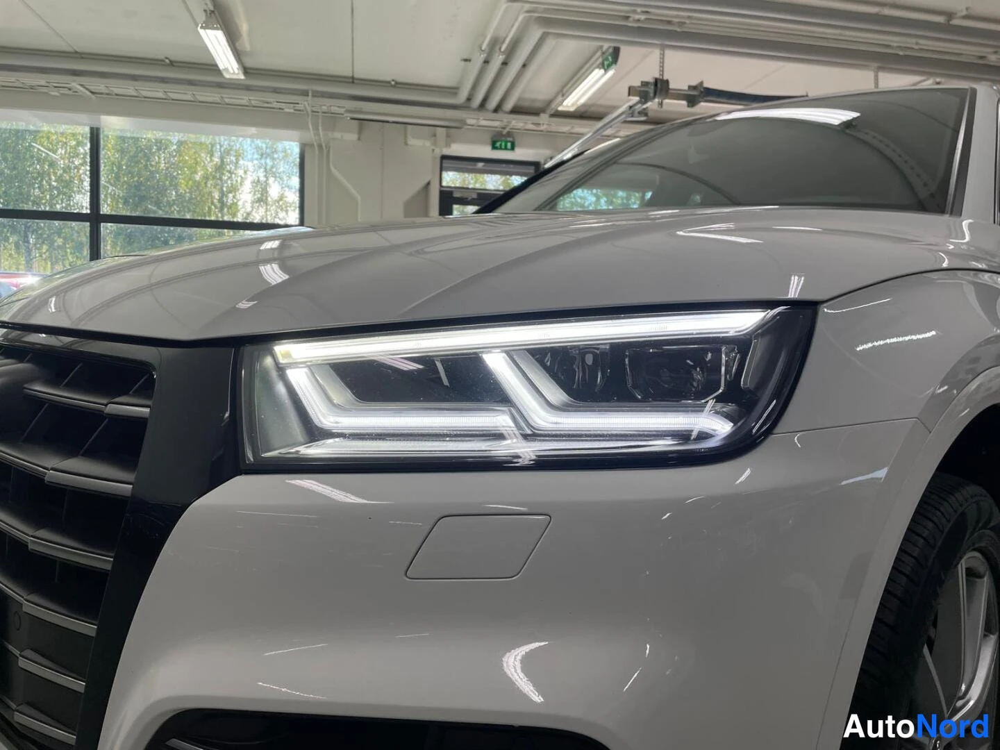 Valkoinen Audi Q5 2020, edestä, kuva 5