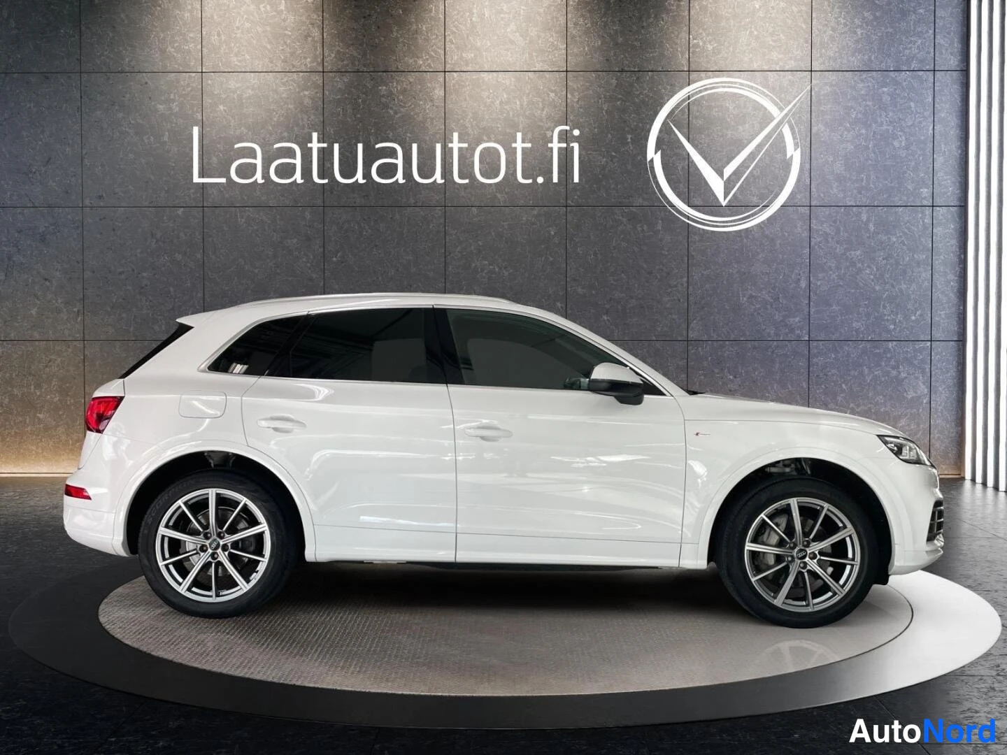 Valkoinen Audi Q5 2020, etuviisto, keula oikealle, kuva 2
