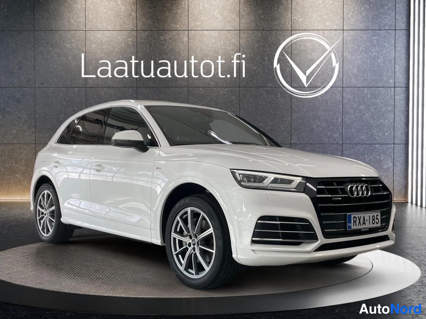 Valkoinen Audi Q5 2020, etuviisto, keula oikealle, kuva 3