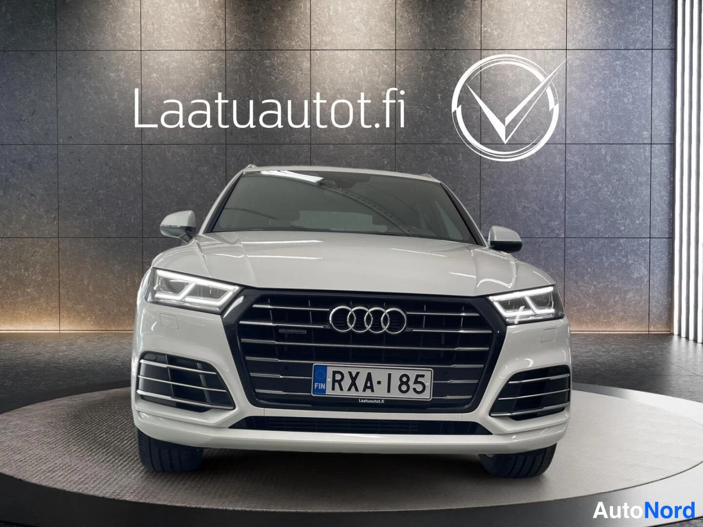 Valkoinen Audi Q5 2020, edestä, kuva 4
