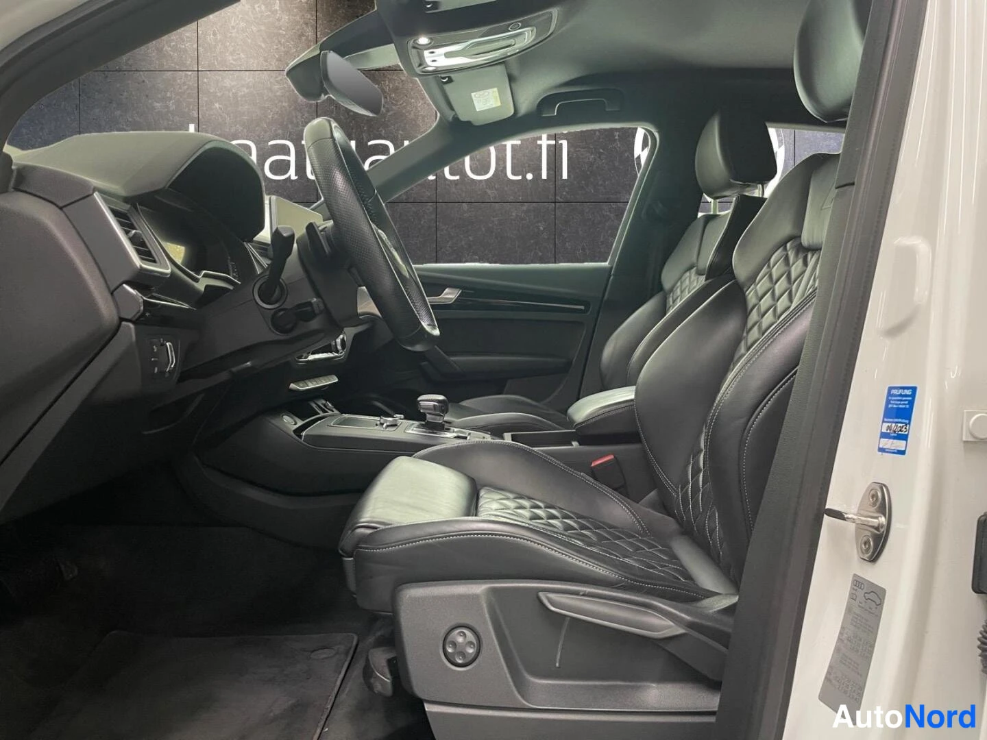 Valkoinen Audi Q5 2020, kuva 21