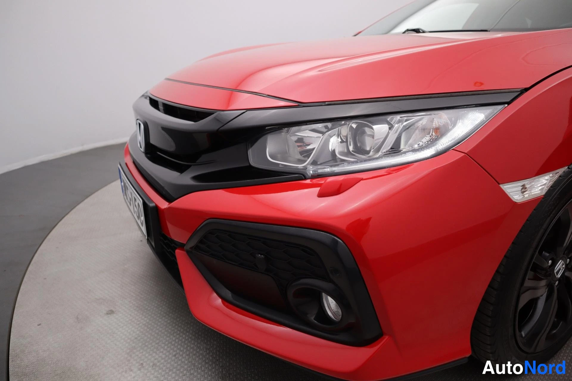 Punainen Honda Civic 2018, etuviisto, keula vasemmalle, kuva 3