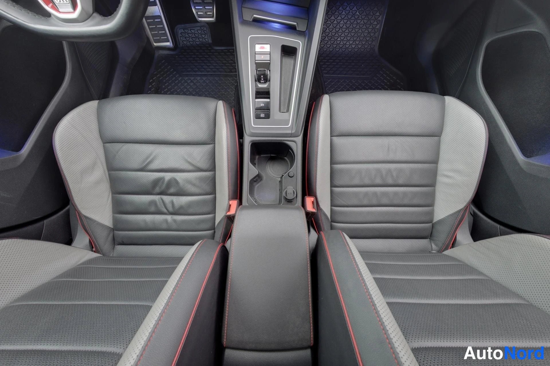 Musta Volkswagen Golf 2021, kuva 15