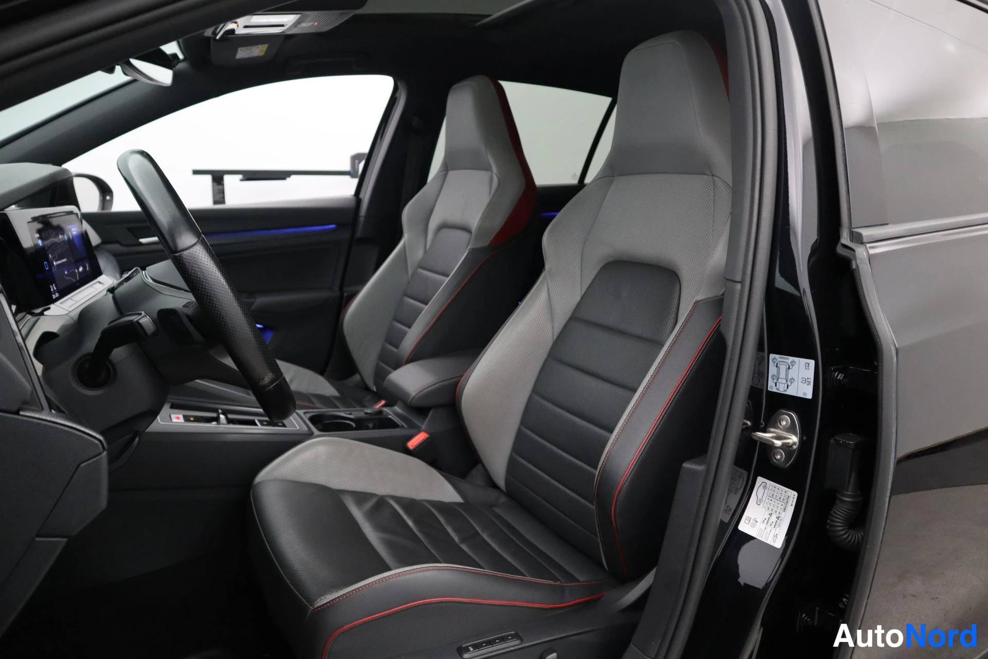 Musta Volkswagen Golf 2021, kuva 16