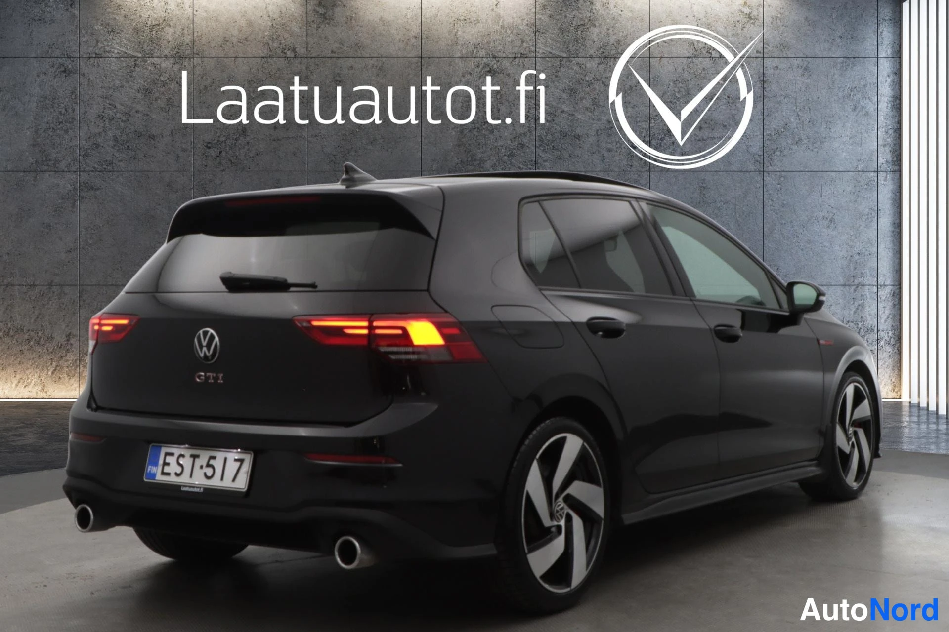 Musta Volkswagen Golf 2021, takaviisto, kuva 6