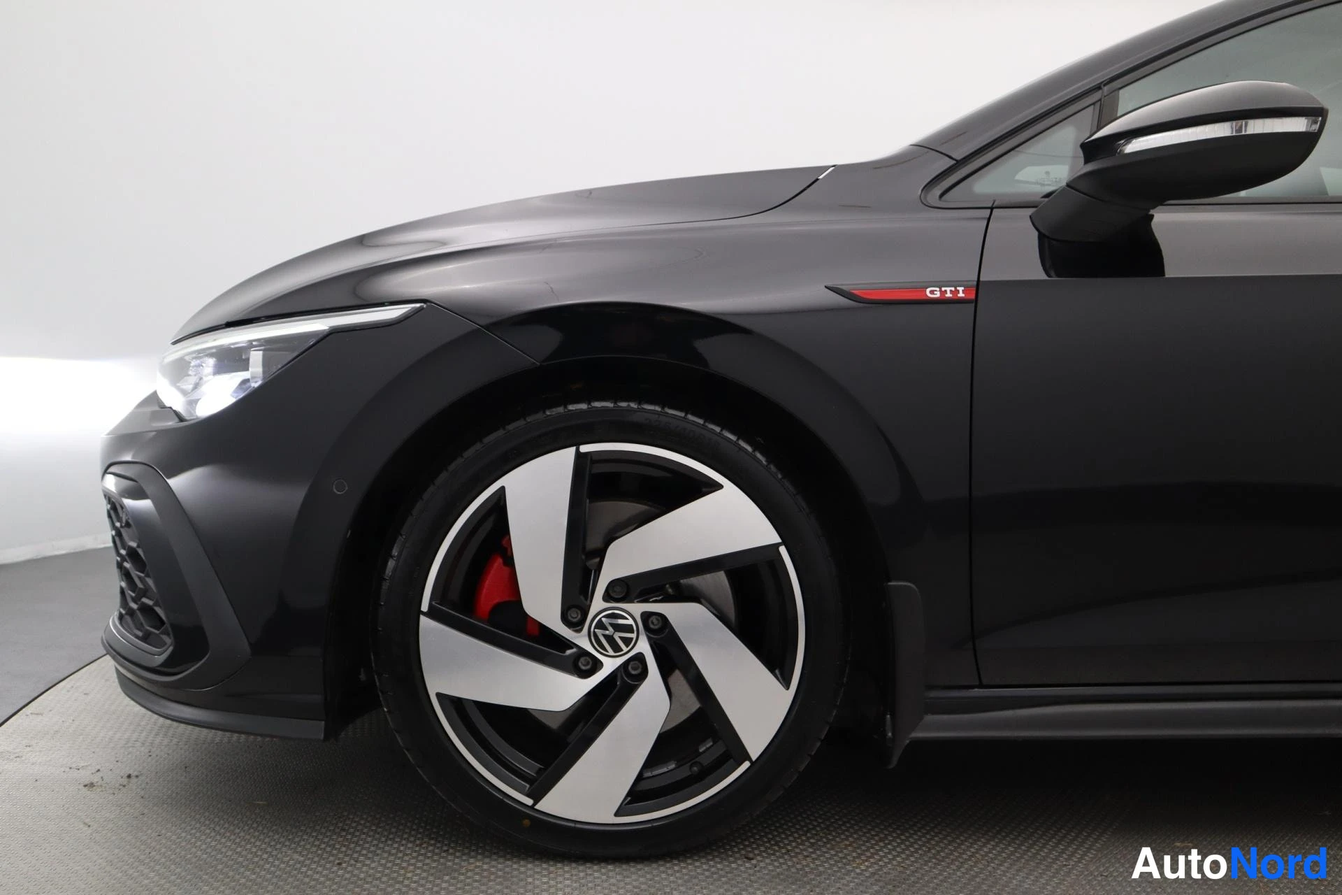 Musta Volkswagen Golf 2021, etuviisto, keula vasemmalle, kuva 3