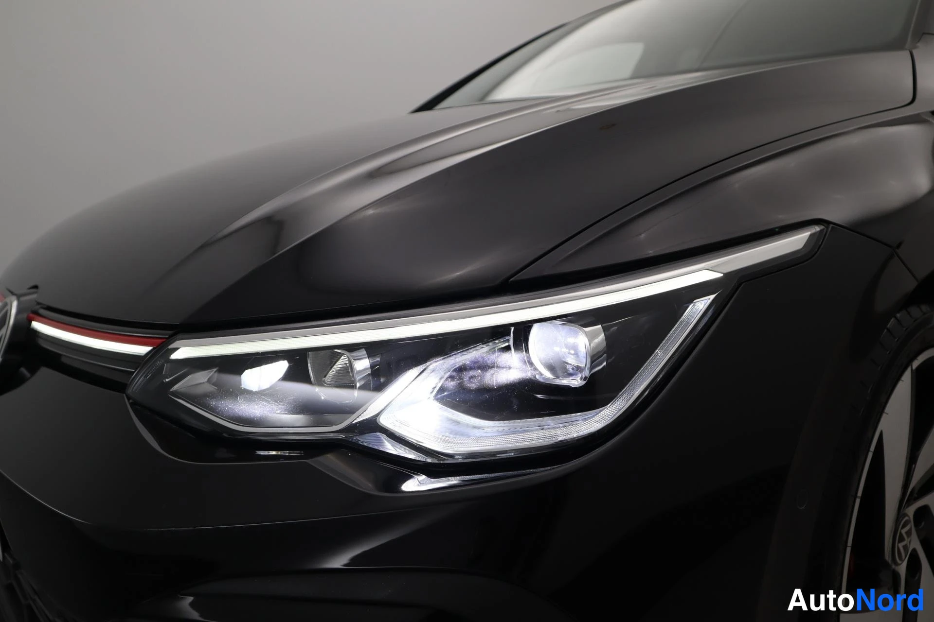 Musta Volkswagen Golf 2021, edestä, kuva 5