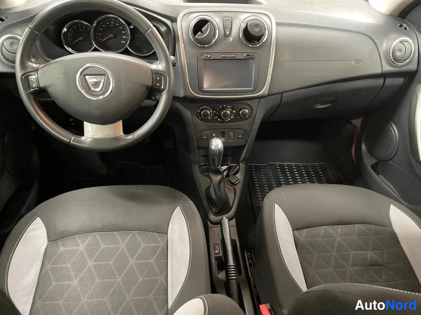 Punainen Dacia Sandero 2015, kuva 8