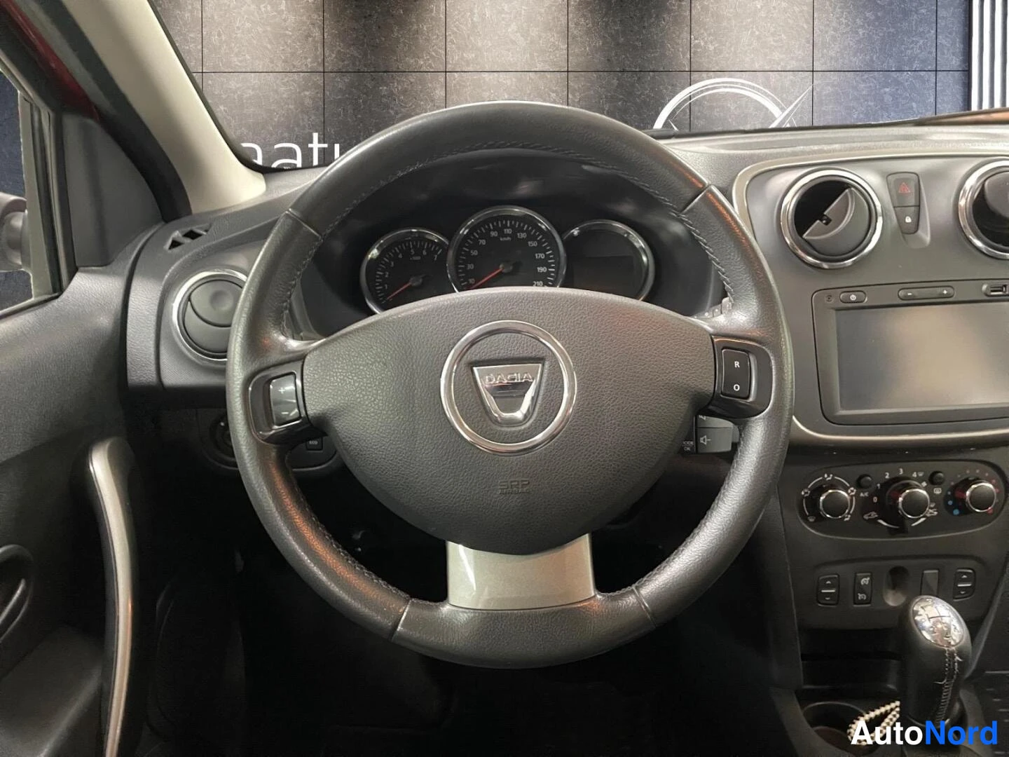 Punainen Dacia Sandero 2015, kuva 10