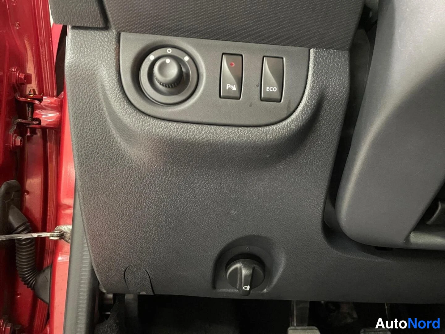 Punainen Dacia Sandero 2015, kuva 11