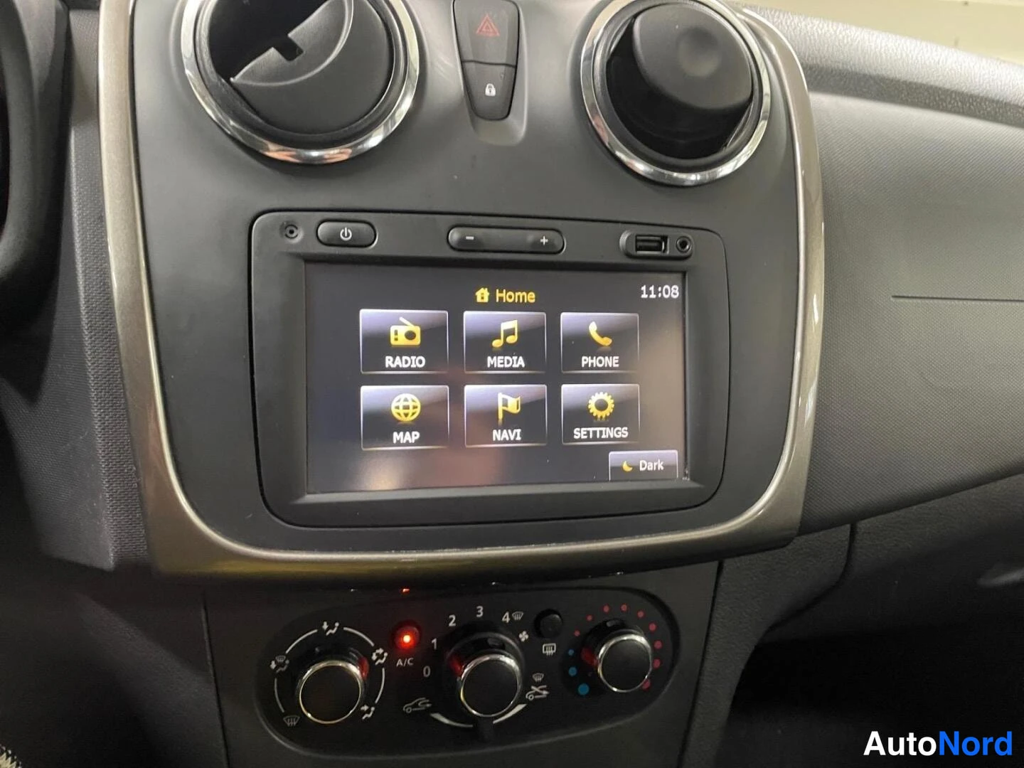 Punainen Dacia Sandero 2015, kuva 12
