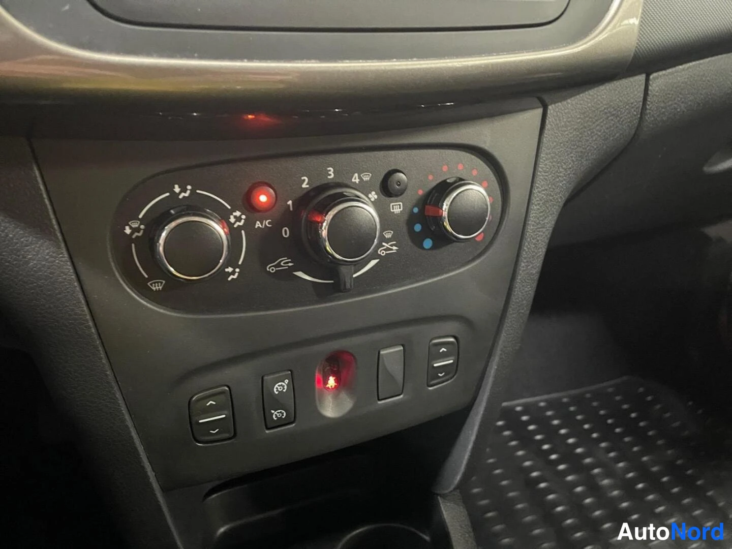 Punainen Dacia Sandero 2015, kuva 14