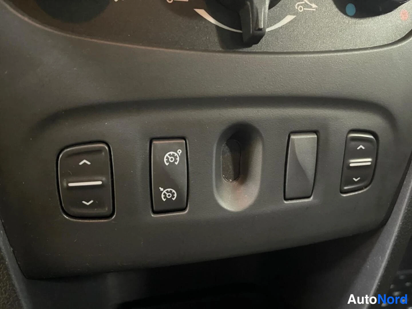 Punainen Dacia Sandero 2015, kuva 15