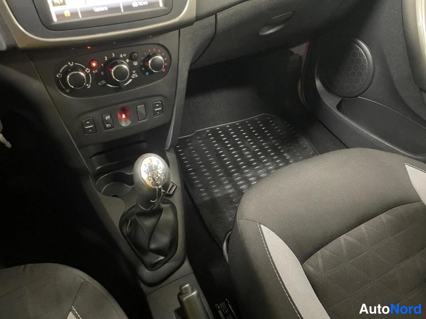 Punainen Dacia Sandero 2015, kuva 16