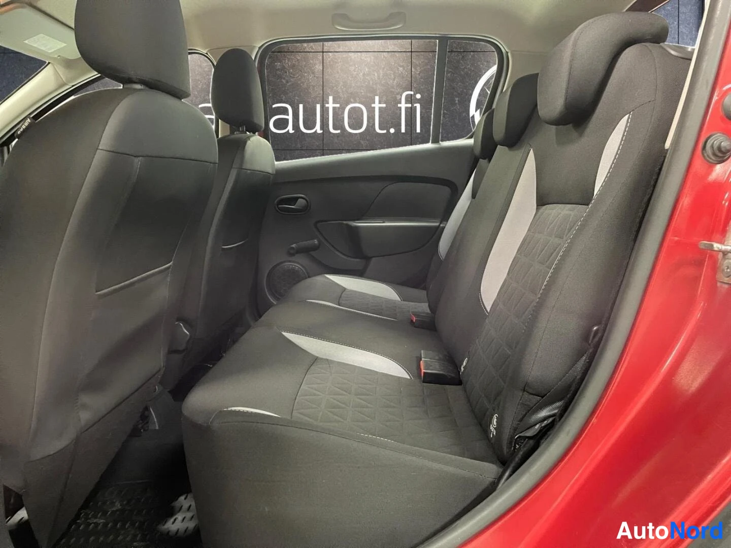 Punainen Dacia Sandero 2015, kuva 17