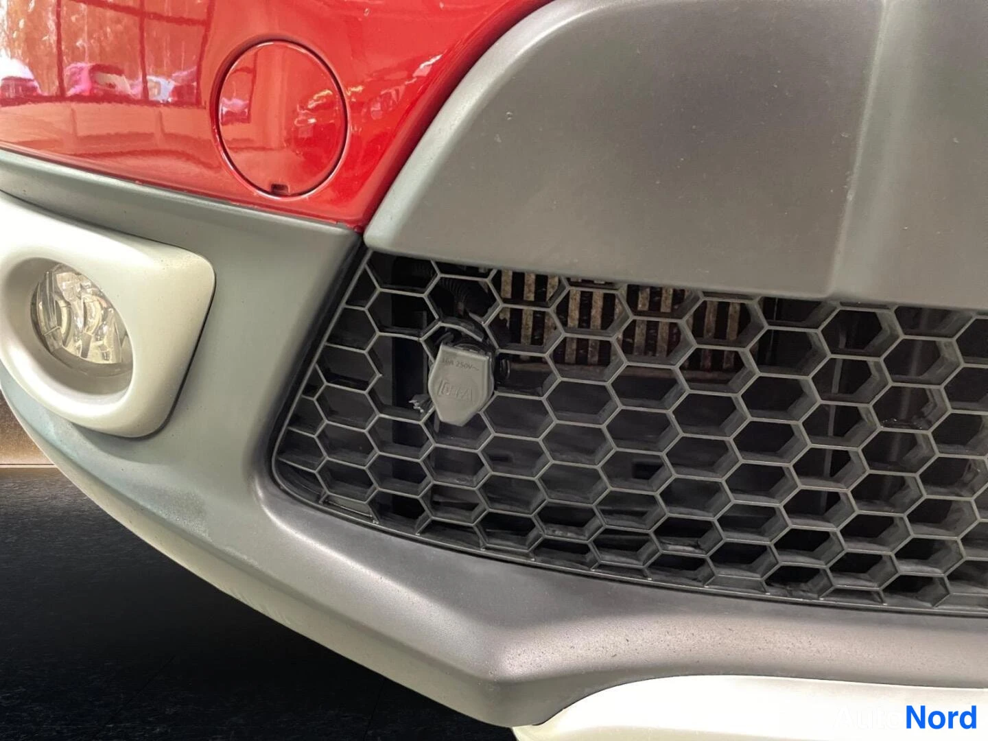 Punainen Dacia Sandero 2015, edestä, kuva 5