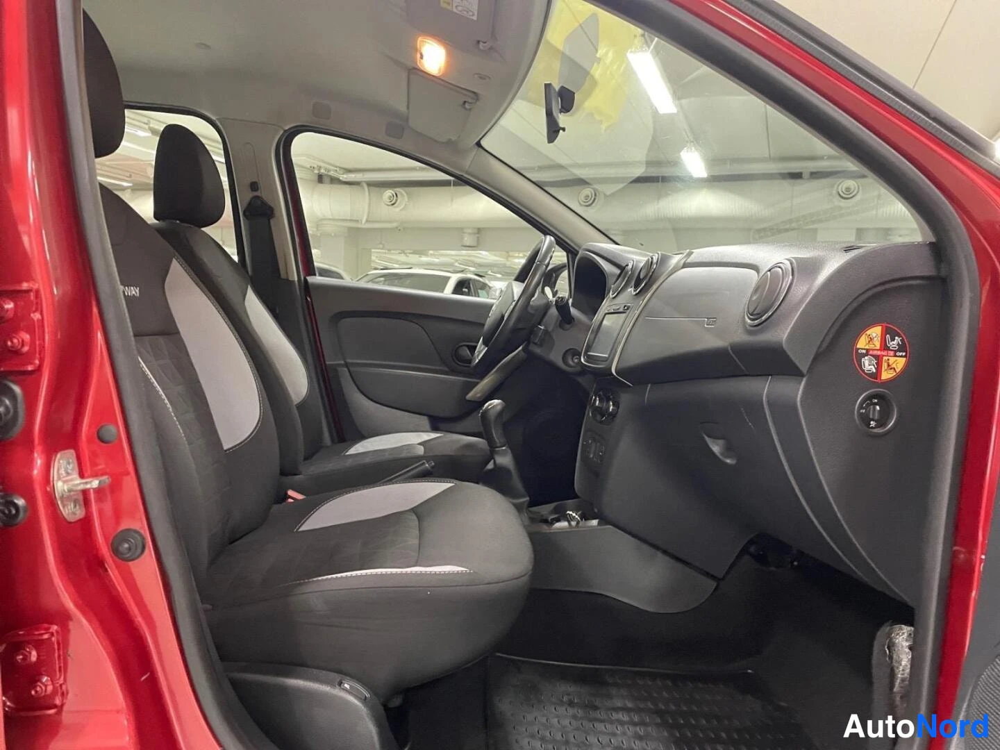 Punainen Dacia Sandero 2015, kuva 18