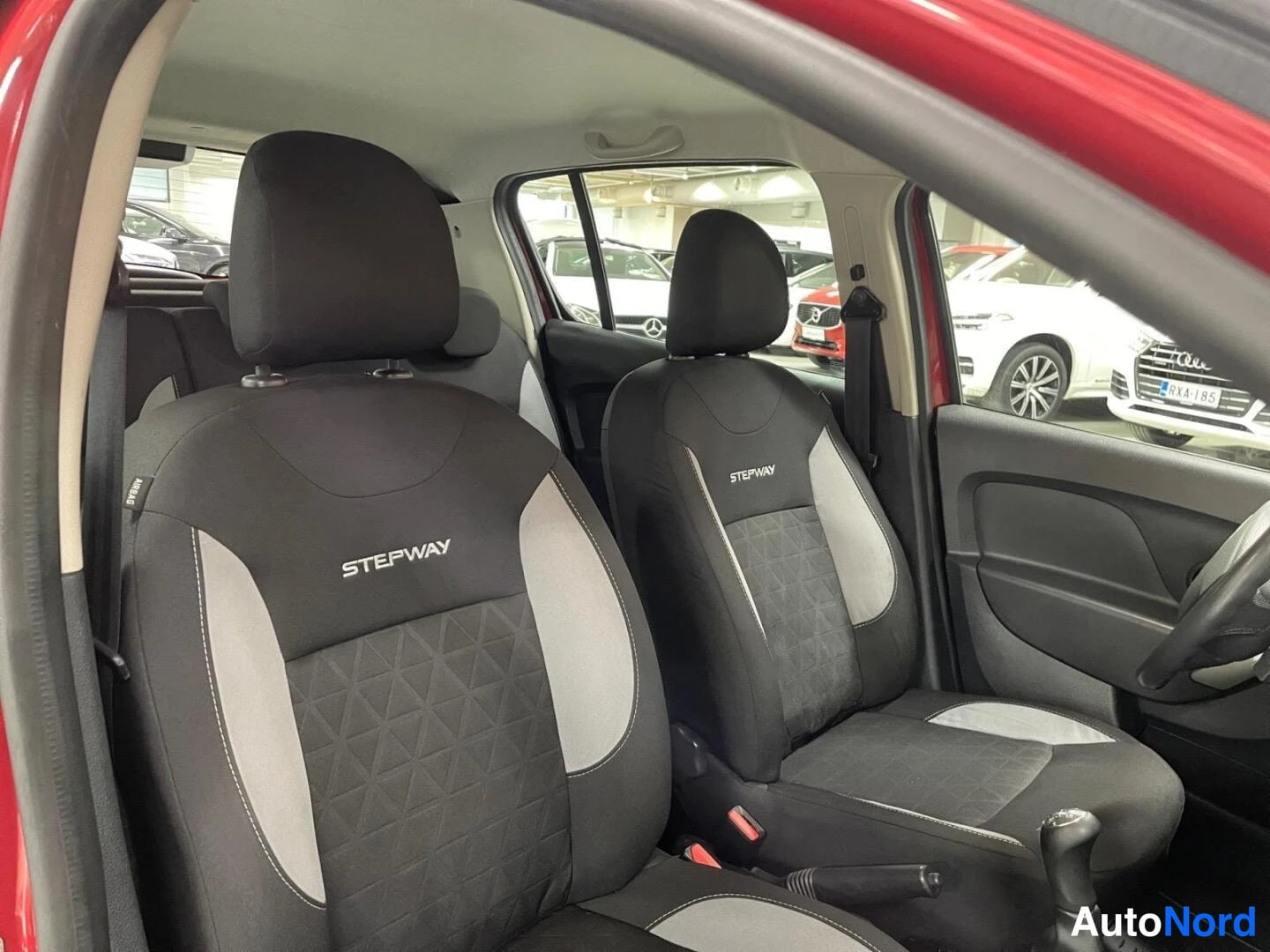 Punainen Dacia Sandero 2015, kuva 19