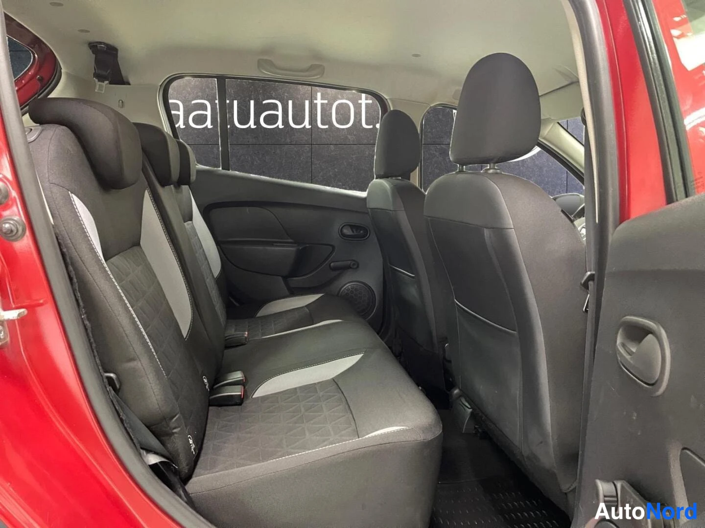 Punainen Dacia Sandero 2015, kuva 25