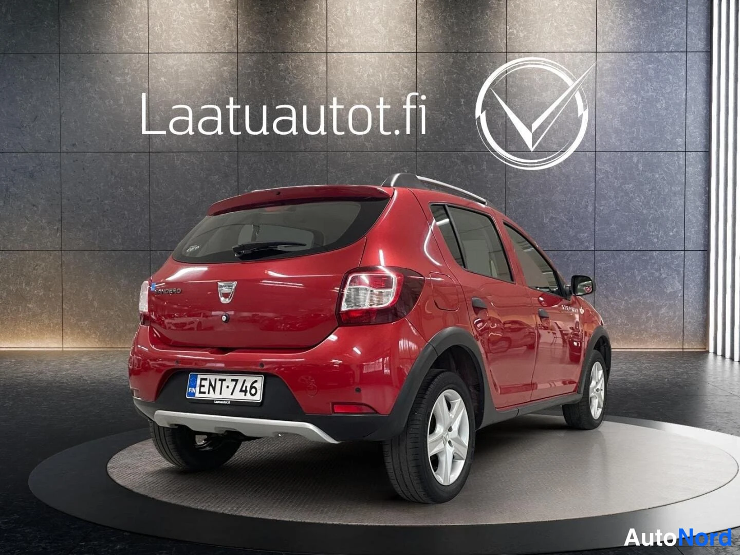 Punainen Dacia Sandero 2015, takaviisto, kuva 6