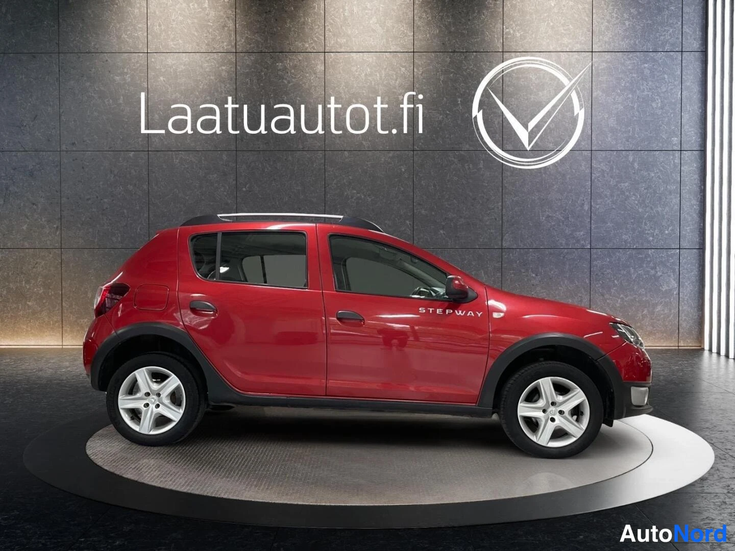 Punainen Dacia Sandero 2015, etuviisto, keula oikealle, kuva 3
