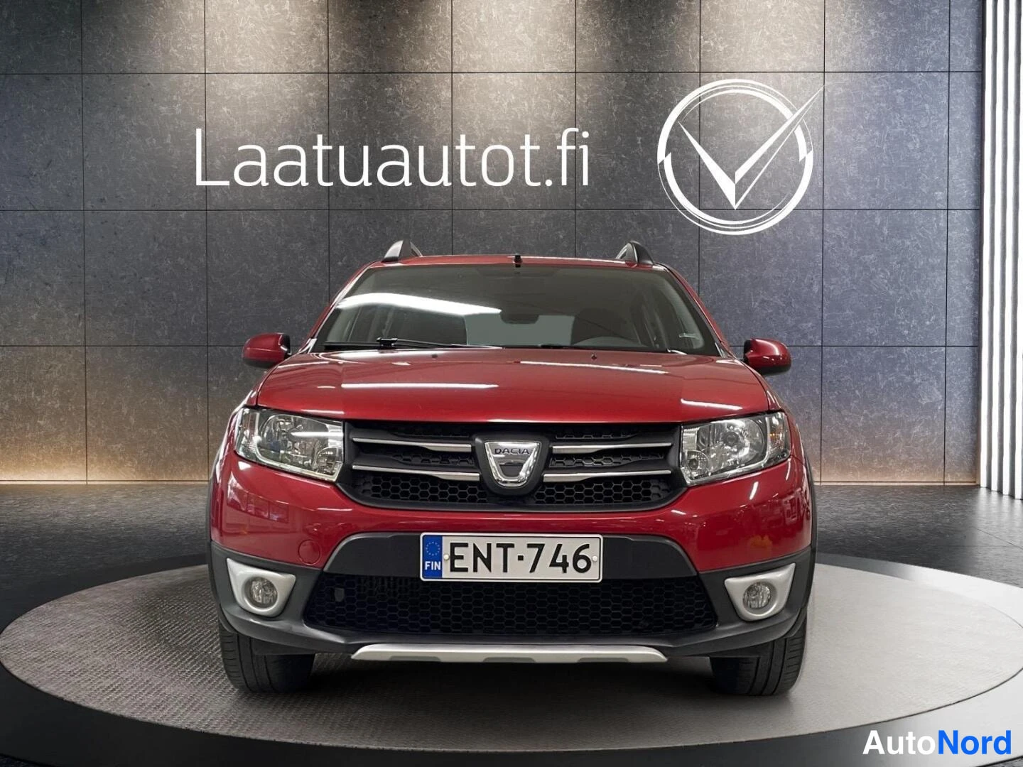 Punainen Dacia Sandero 2015, edestä, kuva 4