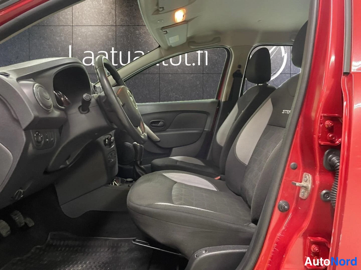 Punainen Dacia Sandero 2015, kuva 24