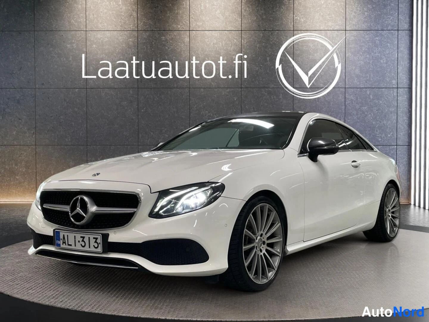 Valkoinen Mercedes-Benz E 2017, kuva 26
