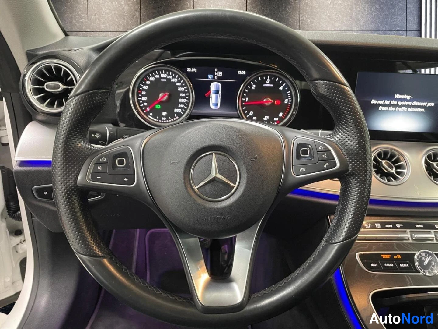 Valkoinen Mercedes-Benz E 2017, kuva 11