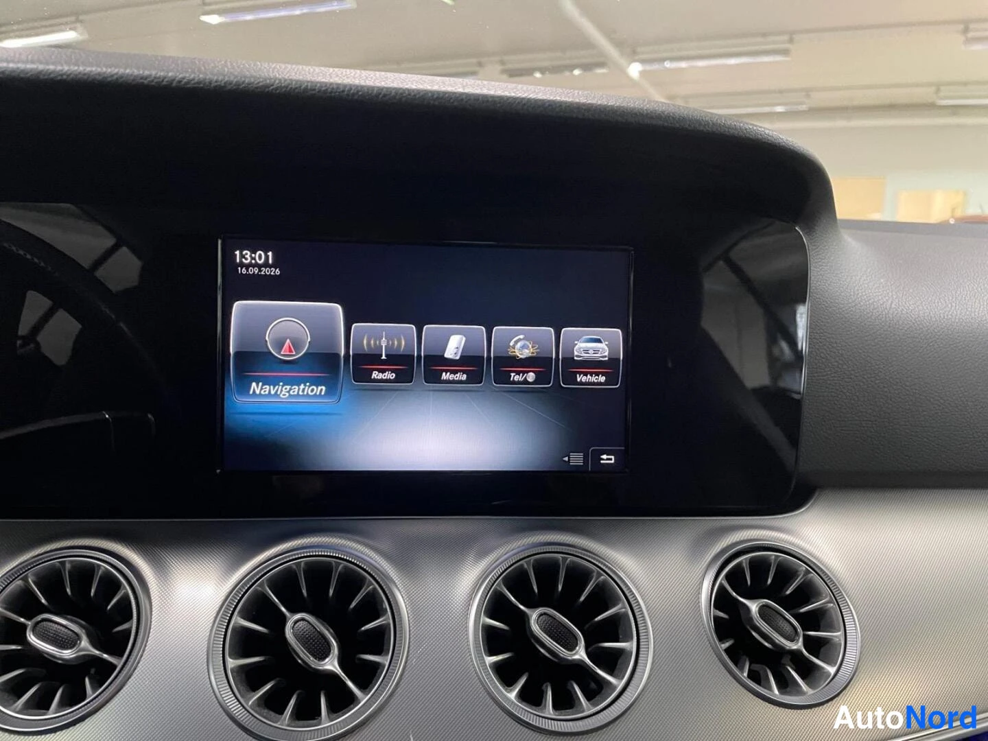 Valkoinen Mercedes-Benz E 2017, kuva 16