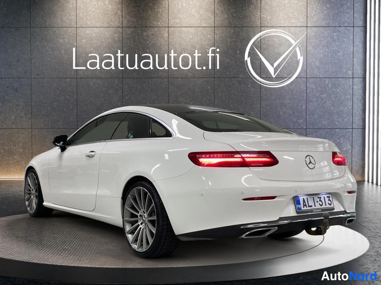 Valkoinen Mercedes-Benz E 2017, kuva 28