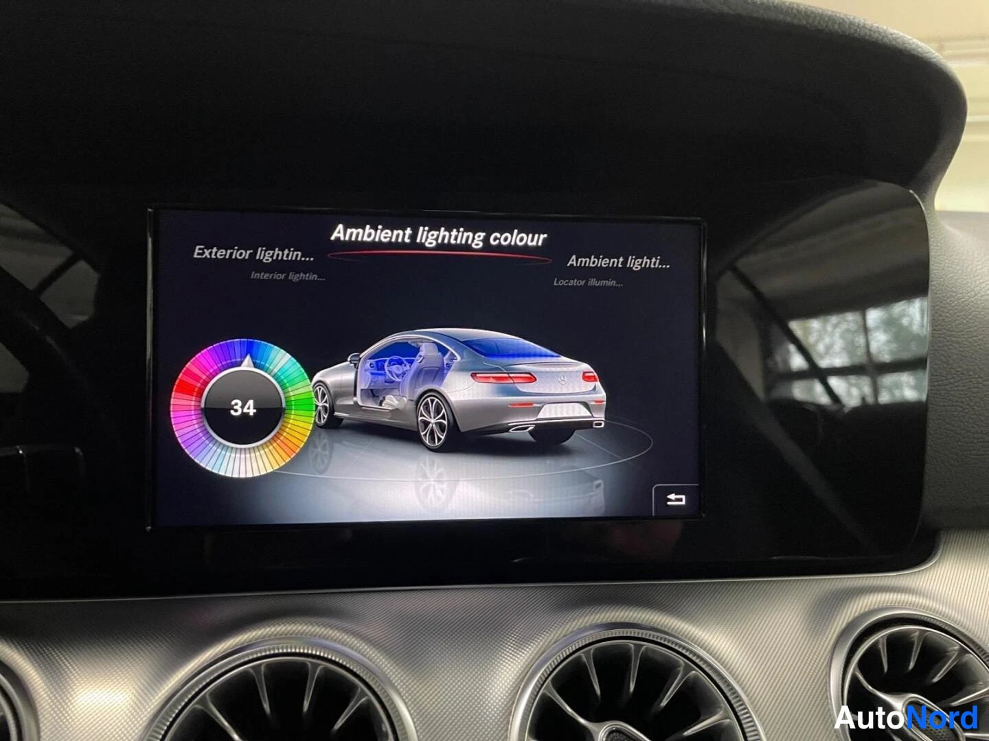 Valkoinen Mercedes-Benz E 2017, kuva 18